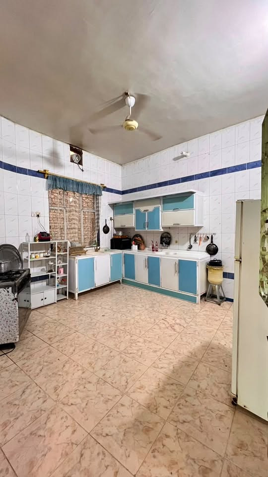 بيت للبيع
حي الحسين (شارع مطعم ابو العبد)

مساحه ٢٥٠متر (كونكريت مسلح )

•الطابق الاول:
•غرفتين
•استقبال
•صاله
•مطبخ
•صحيات ٢

•الطابق الثاني:
•غرفتين
•صاله

الطابق الثاني مو كامل يعني تكدر تبني بعد غرفتين وصحيات

واتساب ***********
