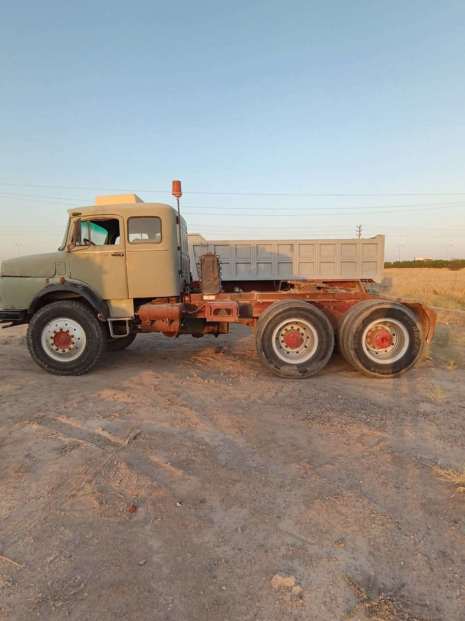 عربانه و راس تريله البيع موديل 81بلادي محرك عادي مو سوبر قماره معمره عربانه جديده جاهزه الشغل مكان السياره السريع الفلوجة معرض الباديه بدار أبو هيثم ***********
