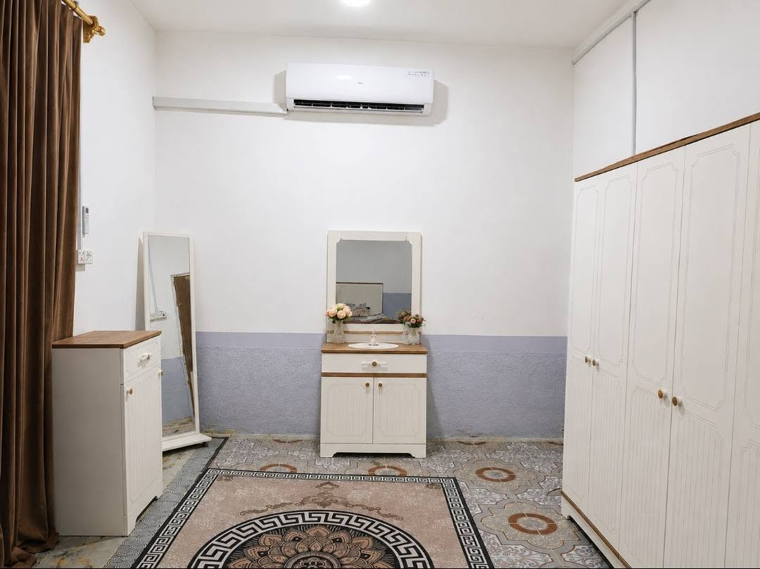 السلام عليكم بيت مساحه 330متر بيت مرتب المكان حاوي العباس بناء بلوك بيت كلش متعوب علي وشراي يتصل سعر 60وبي مجال *********** موافقه ادمن
