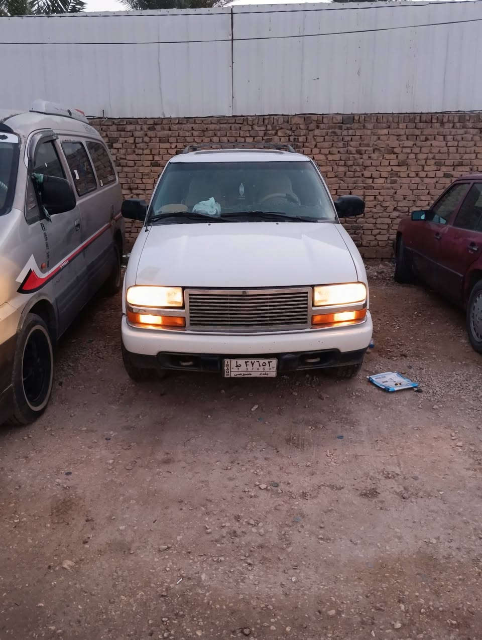 جيمسي جيمي بلايزر موديل 2000 رقم بغداد الجديد  سنوية 2031 محرك عاطل يرادلها طابوكة  گير بحالة جيدة البدي نظيف جداً السعر 42 ورقة وبيها مجال قليل مكان السيارة كركوك رقم الهاتف ***********
