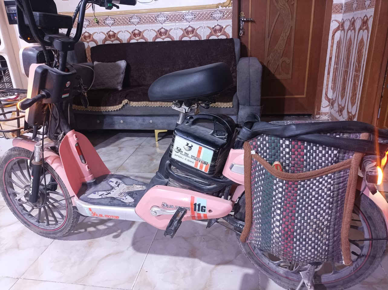 دراجه شحن لبيع دراجه جديده بجيس مكفوله من كلشي نضافه 100/% بطاريه شحن 4بطاريات كهرباء شغاله تجي شوفت عينك اي نقص مابيهه  السعر 450بيه مجال عنوان حله ابو غرق  استفسار اتصال على رقم *********** مامتواجد على فيس اتصل بيك خير ودلل

