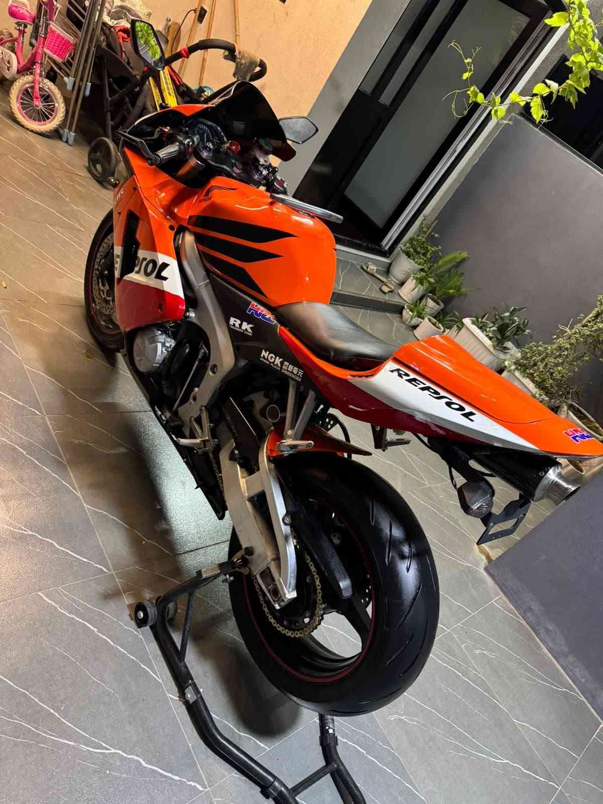 سلام و عليكم
للبيع -Cbr 600 Rr✅
موديل 2006
كفاله عامه 
ماشيه 65 الف
عليهه ادامه كامله والنضافه شوفه عينك ميحتاج اسولف بيهه 
كلشي بيهه ع بلاد 
مكان الدراجه سليمانيه 
سعرهه 34 وبيهه مجال للطيبين❤️
(***********)
