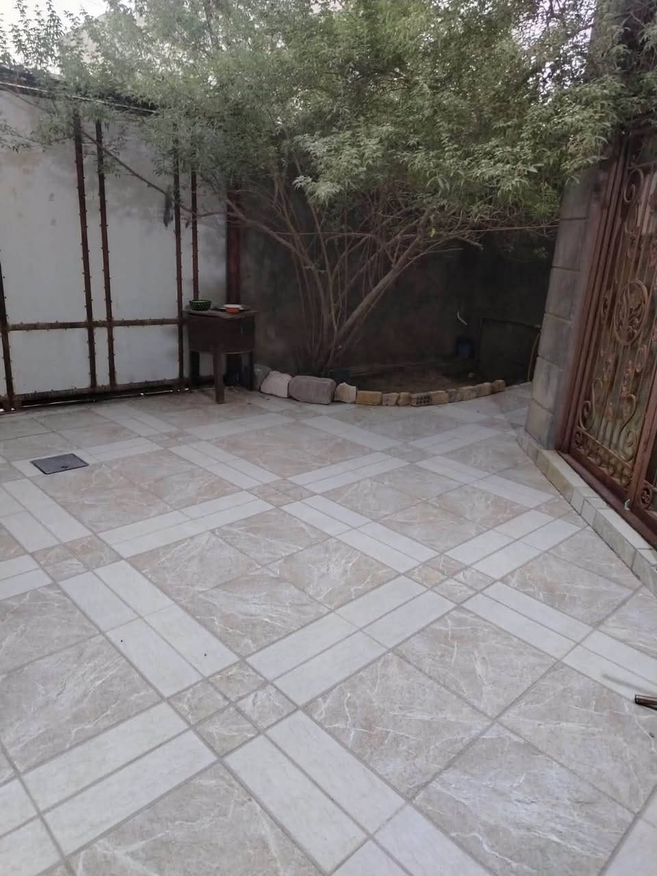 🏠 عرض مميز: بيت طابقين للبيع بمواصفات ممتازة
​فرصة رائعة لامتلاك منزل متكامل بتصميم مستغل بدقة ومساحات مريحة تناسب العائلات الكبيرة، في موقع حيوي وقريب من الخدمات.
​📍 الموقع والعنوان:
​العنوان: طريق العوجة - خلف المستشفى الصيني.
​الشارع: شارع روضة ماما كفاح.
​📌 المواصفات العامة:
​المساحة الكلية: 200 متر مربع.
​الأبعاد: 10 × 20 متر
​مساحة البناء: 150 متر مربع.
​عدد الطوابق: طابقين 
​📐 التقسيم الداخلي للمنزل:
​🔹 الطابق الأرضي:
​الاستقبال: ديوان مستقل ومريح لاستقبال الضيوف + صالة عائلية واسعة.
​غرف النوم: غرفتين (2) 
​ مطبخ 
​الخدمات: حمام داخلي مفصول + حمام خارجي إضافي.
​🔹 الطابق الأول:
​غرف النوم: 3 غرف نوم واسعة.
​المطبخ: مطبخ ثانٍ (يوفر استقلالية تامة للطابق).
​الخدمات: حمامات مفصوله 
​السعر المطلوب: 160 مليون قابل للتفاوض
للاستفسار:***********
