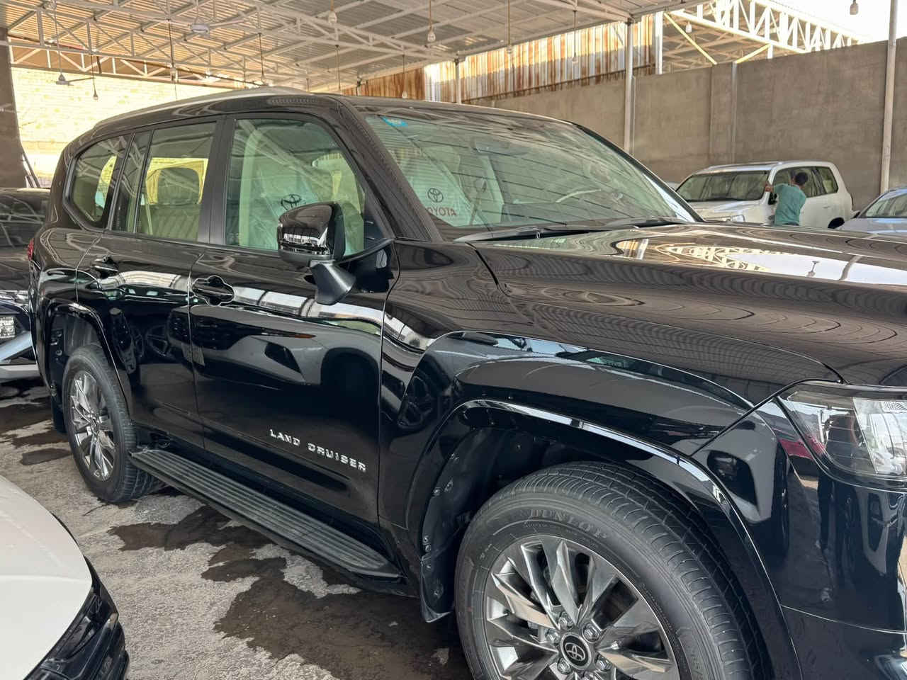 السلام عليكم لاندكروز وكالة SAS بعده بضمان الشركه موديل 25 GXR تنفس طبيعي ماشيه 20 على وضع الوكاله مغلفه كله ppf خاليه من اي ملاحضه بأسمي تحويل مباشر السعر 72500 موقعنا معارض البياع معرض الاصدقاء ***********
