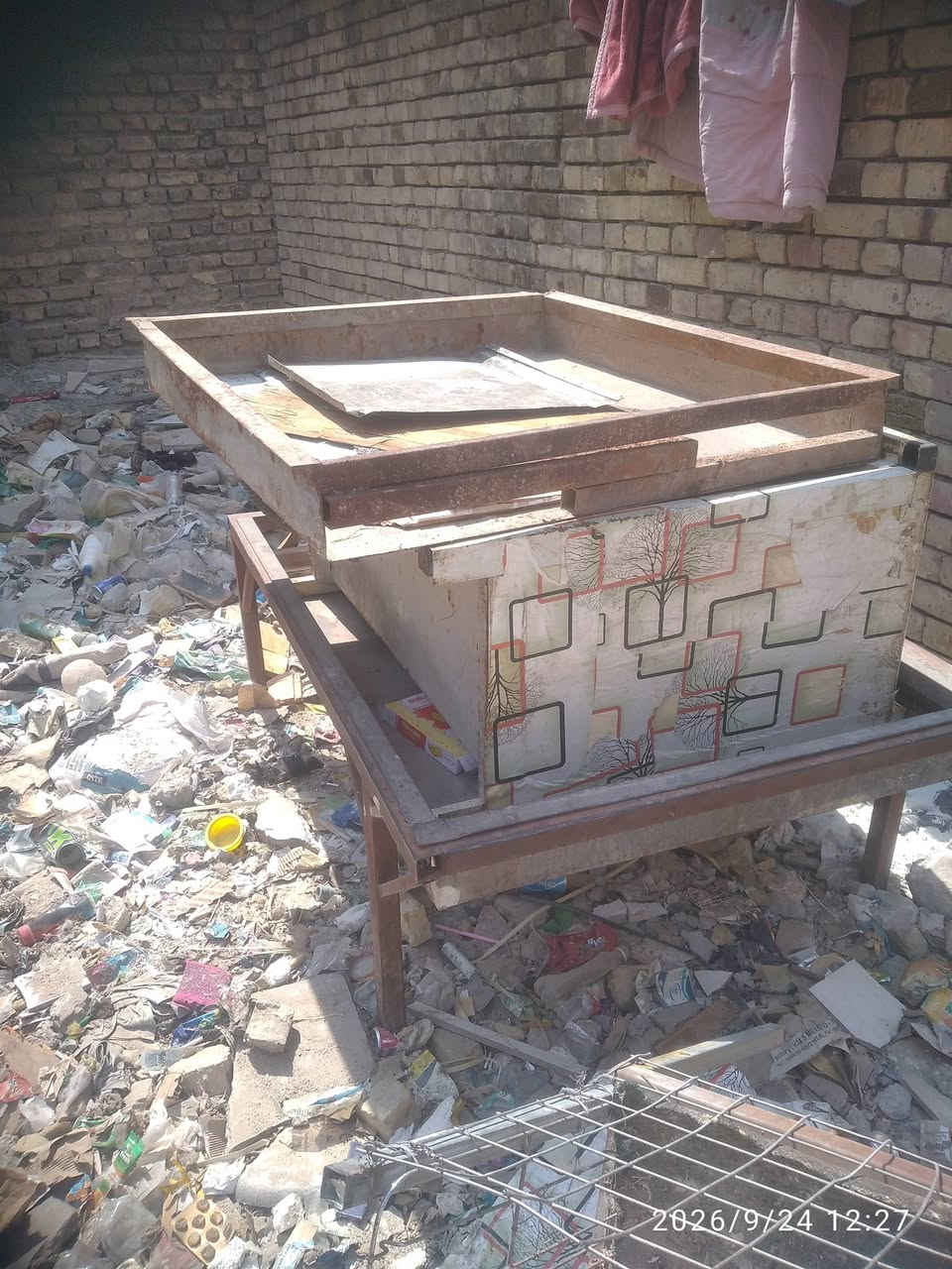 سلام عليكم ورحمه للبيع خواض سمج مع صناديك دجاج و قفص دجاج ‏‪***********‬‏

نص مكتوب في الصور:
- 2026/9/24 12:26
- 2026/9/24 12:27