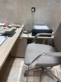 اثاث مكتبي نظيف من شركة العالمية للاثاث ختم  للبيع السعر مليون ونص عرا...