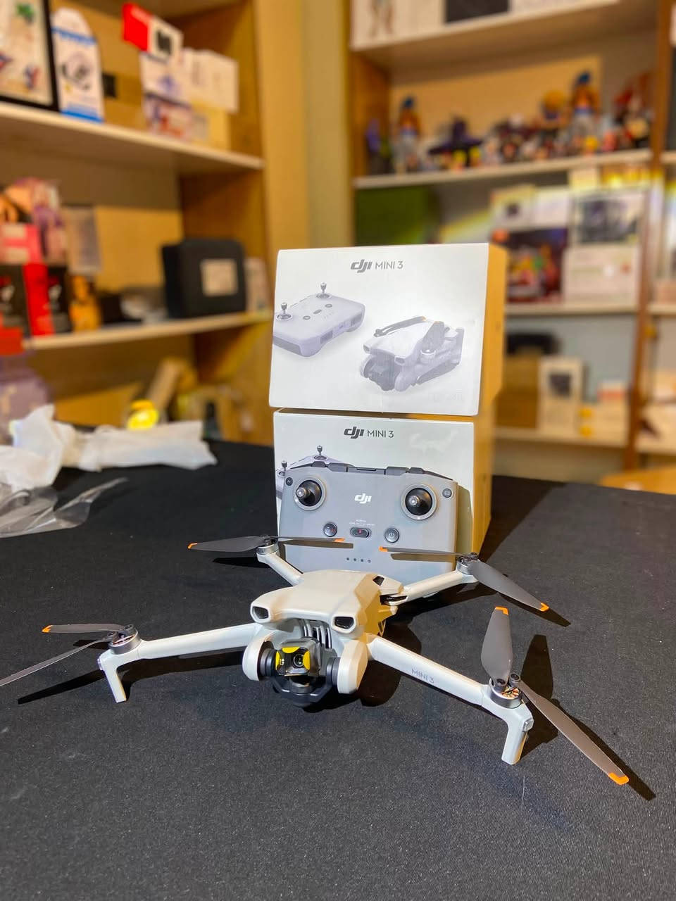 ظهر في الصورة علبتان لطائرة التصوير الجوي المحمولة DJI Mini 3، وهي طائرة درون خفيفة الوزن للغاية (بوزن أقل من 249 جراماً) ومصممة لتسجيل فيديوهات عالية الدقة وصور واضحة.أبرز مواصفات طائرة DJI Mini 3:وزن خفيف: أقل من 249 جراماً، مما يجعلها سهلة الحمل ولا تتطلب تراخيص معقدة في العديد من البلدان.تصوير الكاميرا: تصوير فيديو بدقة 4K HDR مع ميزة التصوير العمودي الحقيقي (True Vertical Shooting) المناسبة لمنصات التواصل الاجتماعي.مقاومة الرياح: مقاومة للرياح حتى المستوى 5 (سرعة تصل إلى 38 كم/ساعة). 
موجوده قطعتين الي يريدهم واتساب ***********
