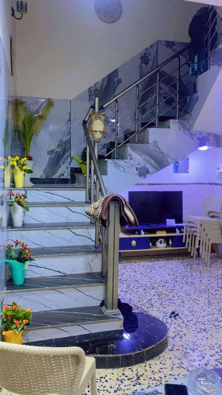 بيت للبيع 
مساحه ١٠٠ متر طابقين طابو صرف زراعي
سند ٢٥ مكاتبه واقرار من صاحب البيت 
البيت يحتوي على طابقين 
الطابق الاول طرمه وتواليت خارجي وغرفتين مثبت بالصور وحولي ومطبخ ومنور وحمام الطابق الثاني ٣ غرف وحولي صغير وحمام  وبيتونه وسطحين صور للطابق الاول 
العنوان البعيثه مجمع الحليم رقم التلفون ***********
