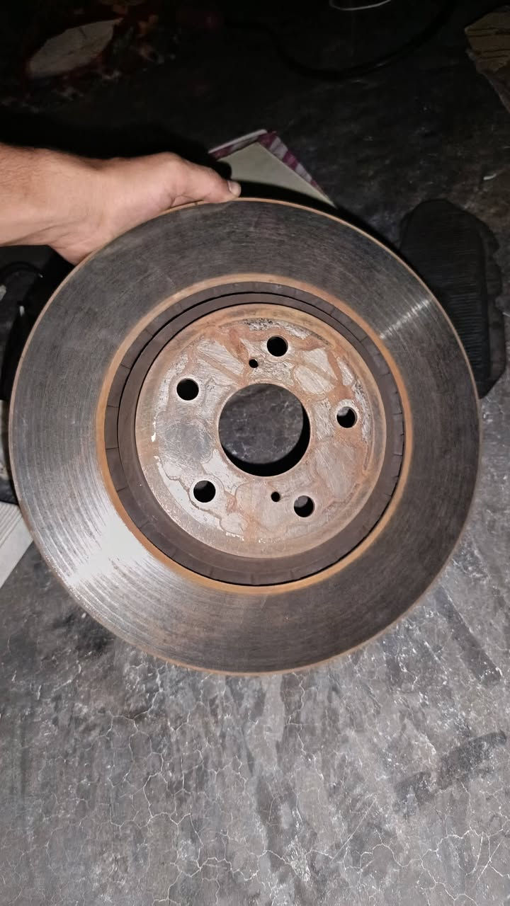 للبيع وجبة أدوات احتياطية أصلية وكالة (تفصيخ ونظيف جداً) تركب على لكسز RX350 / RX450h و تويوتا راف فور (RAV4) وبعض موديلات تويوتا الحديثة:
طقم دسكات بريك أمامي وخلفي (4 قطع): أصلية ياباني، ثخان جداً وما بيهن تدريجة ولا رجة.
طقم فحمات فرامل أمامي (4 قطع): أصلية، حالتها ممتازة جداً (نص عمر وأكثر).
فيول بومب / مضخة بنزين كاملة: أصلية شركة (Aisan اليابانية) رقم 77020-42260 بحالة ممتازة.
فلتر هواء المحرك (عقال): أصلي جديد بالكرتونة رقم 17801-77050.
فلتر هواء التكييف (المقصورة): أصلي جديد بالكرتونة رقم 87139-28020.
📌 الحالة: القطع أصلية 100% ونظيفة جداً وبحالة ممتازة للشغل.
💰 السعر الكلي للمجموعة: 100 ألف دينار عراقي  (سعر قفل وتصفية سريعة للكل سوا).
📍 المكان: الرمادي - منطقة البفراج.
📞 للتواصل: ***********

