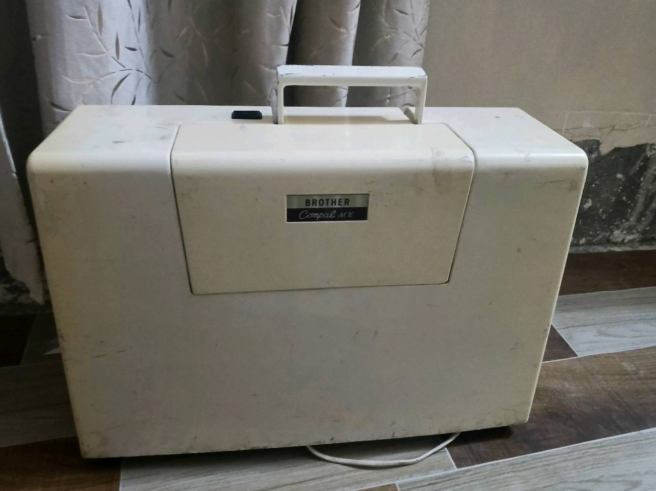 مكينه خياطه شغاله ونضيفه وام تطريز بسعر مناسب
