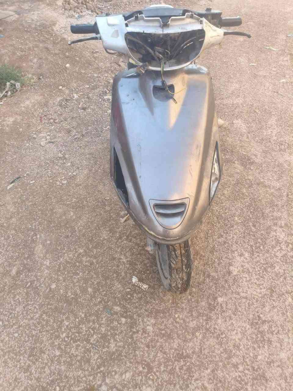 السلام عليكم 
دراجه فراشه للبيع ما مفتوحه الدراجه شغاله بس بيها نقوصات السعر 250 بيها مجال بسيط
مكاني حله
***********
