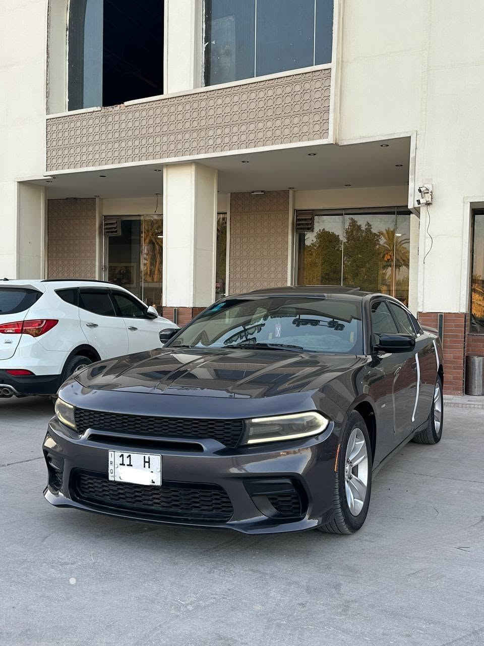 السلام عليكم جارجر 2017 sxt  اصل فول مواصفات سلايت كلين تايتل مكفوله من الحادث والصبغ والتبديل فقط بارد مكانين وشخطين عينه 260  رقم بغداد تحويل مباشر تو ويل اصل محرك 3600 مكفول 
فول مواصفات فتحة سقف سلايت روف بصمه تشغيل وابواب لايت زنون نظام ايكو تقليل صرف الوقود
مثبت سرعه كروز دبل كزوز 
-كشنات حضن كنتاره وجلد  ستيرن كهرباء تدفئه تبريد 
حساسات خلفيه 
-ويل 18 اصلي (ماشيه. 86  ) حقيقي
تحكم ستيرن شاشة كبيره كامره دواره 
السياره جديده جدا مابيها اي نقص من كل النواحي 
السعر 188 بيها مجال بسيط *********** ومن الله التوفيق
