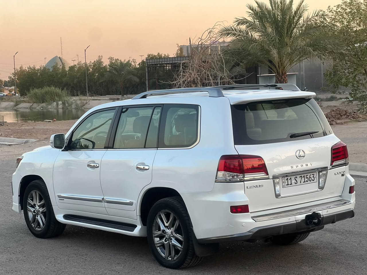 لكزس. LX 570 Sport.  2012 للبيع
المواصفات الأساسية:

2012 الموديل 

الفئة: LX 570 Sport (بريمي)

الممشى 190كم حقيقي

294$.  السعر 💣💣💣

داخلية لوني قرميد 

صفّان من المقاعد

نظام صوت Mark Levinson

الحالة: بيهه صبغ بنيد فقد مكفوله من الدواخل شواصي الغود بدنه شرط كفاله 
كير مكينه مكفولات السياره مابيهه ابد نقص صدر جديد تبريد تايرات السياره احله من الصور 

المحرك والكير بحالة ممتازة ولم يتم فتحهما

لا توجد أي التزامات أو ديون على السيارة

تحويل مباشر

المواصفات:

تشغيل ودخول ذكي (بصمة)

نظام مانع الانزلاق

شاشة معلومات

مقاعد جلد

تدفئة وتبريد للمقاعد

تهوية (شفط) للمقاعد

ذاكرة للمقاعد

ثلاجة

5 كاميرات

حساسات

رادار أمامي

مصابيح زينون

فتحة سقف

باب خلفي كهربائي

مرايا كهربائية

مكيف هواء أوتوماتيكي مزدوج

أوضاع قيادة Eco وSport

العديد من المواصفات الأخرى

رقم الهاتف: ***********
مكان السياره بغداد البلديات
