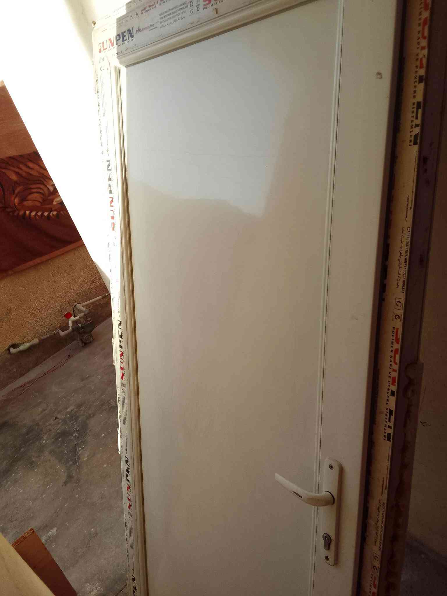 السلام عليكم بوب بلاستيك وشباك كامل هو والجام الواحد ب 80 والشباك ب 80
