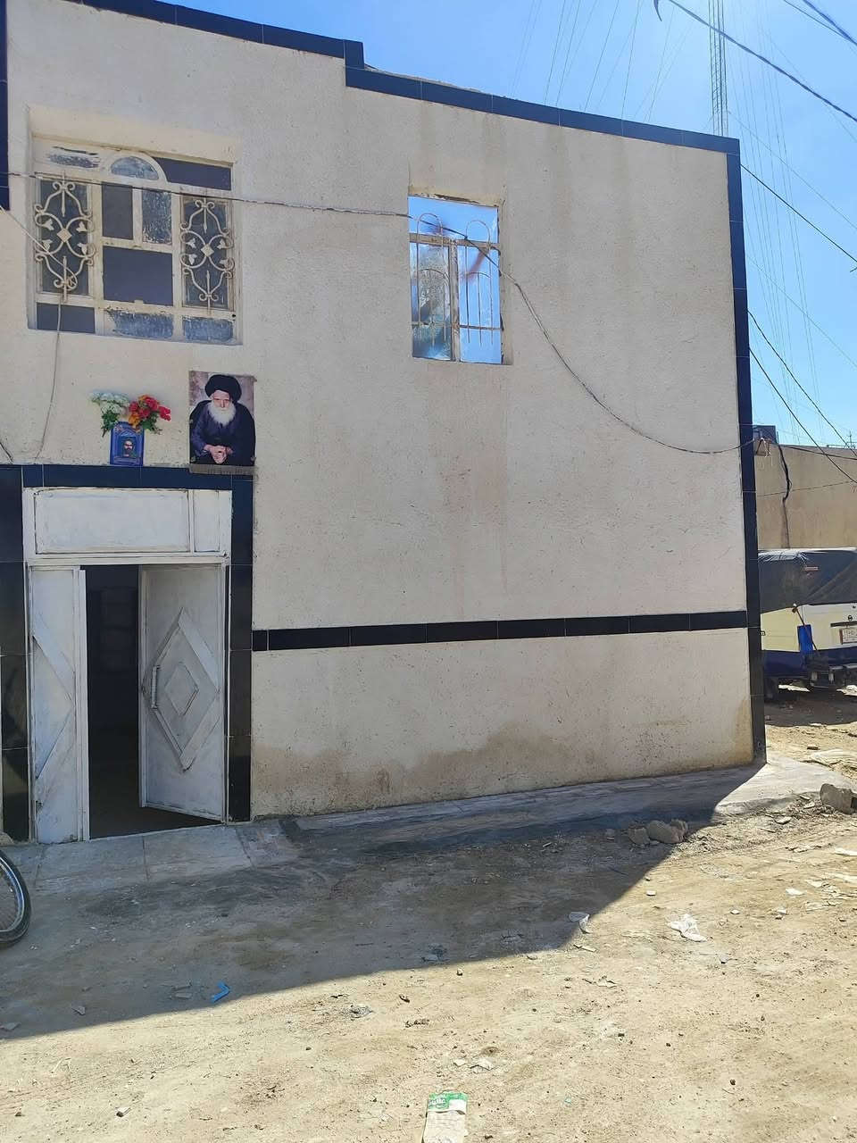 بيت للبيع المساحه ١٠٠م غرفتين وصاله ومطبخ وصحيات وستقبال ركن قرب شارع المقرنص السوك السعر ٢٠ مع المجال مراجعة مكتب الخزعلي للعقار ***********
