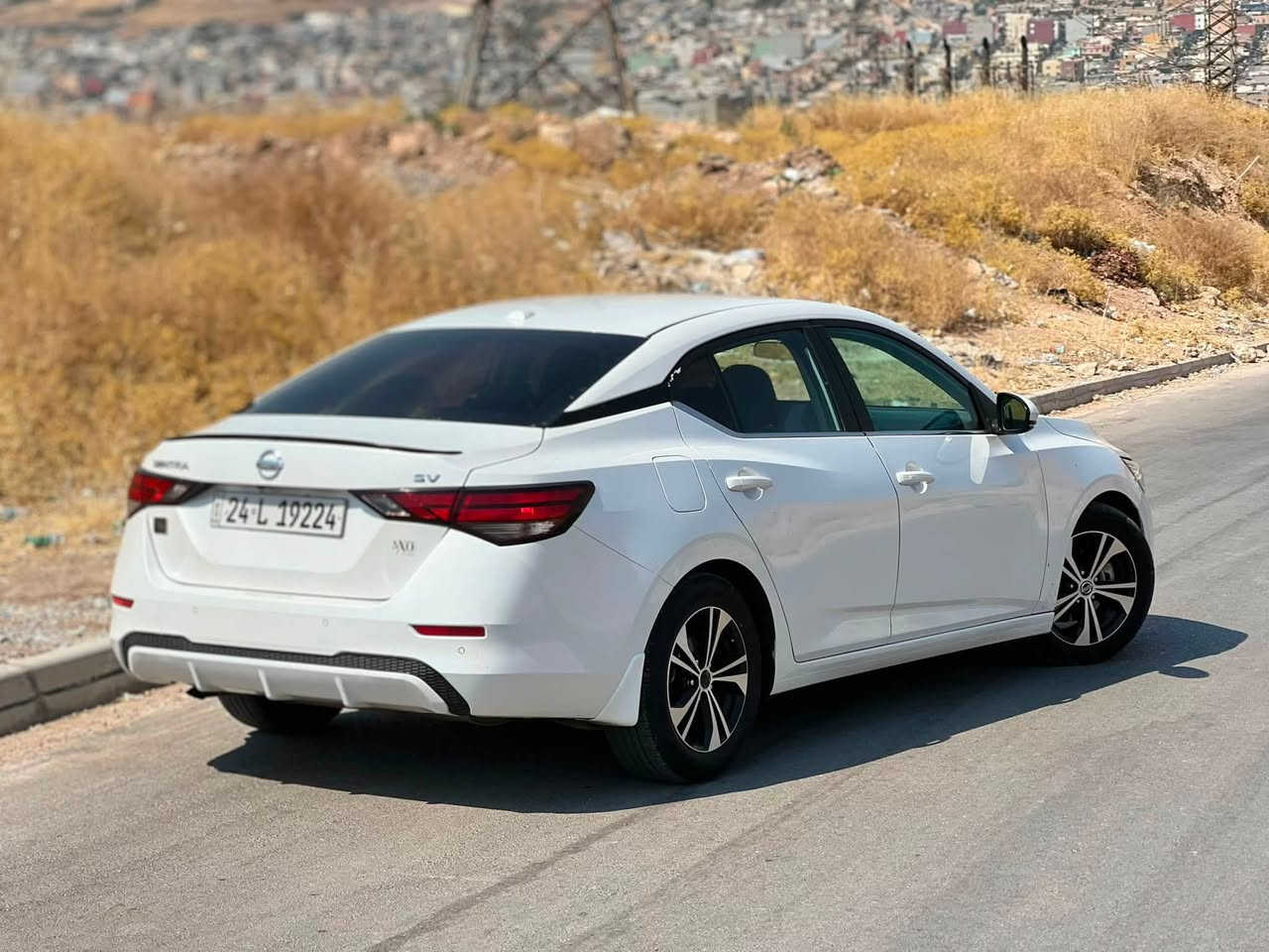 نيسان سنترا 2020 SV – نظافة عالية وجاهزة للقيادة 🚗
إذا تبحث عن سيارة اقتصادية، مريحة، وبشكل عصري 
ومواصفات حديثة، هذه السيارة الخيار المثالي!

أهم المواصفات:
 المحرك: 2.0L (4 سلندر) قوي واقتصادي جداً بالبنزين.

 الشاشة: شاشة 8 إنش تدعم Apple CarPlay و Android Auto.

 الراحة: تشغيل عن بعد، بصمة دخول وتشغيل، مكيف أوتوماتيك فصلين.

 الأمان: رادار، نقطة عمياء، تنبيه خروج عن المسار، كاميرا وحساسات، فرملة طوارئ تلقائية.

بيانات السيارة:
 الموديل: 2020
 الفئة: SV
 المسافة المقطوعة: [77,000 ميل]
 الحالة: محرك، قير، وشاصي بشرط الفحص. ممتازة جداً وبدون مصاريف.

💵 السعر المطلوب: [118$ ورقة]
📍 الموقع: [دهوك]
📞 للتواصل والاتصال: [***********]
