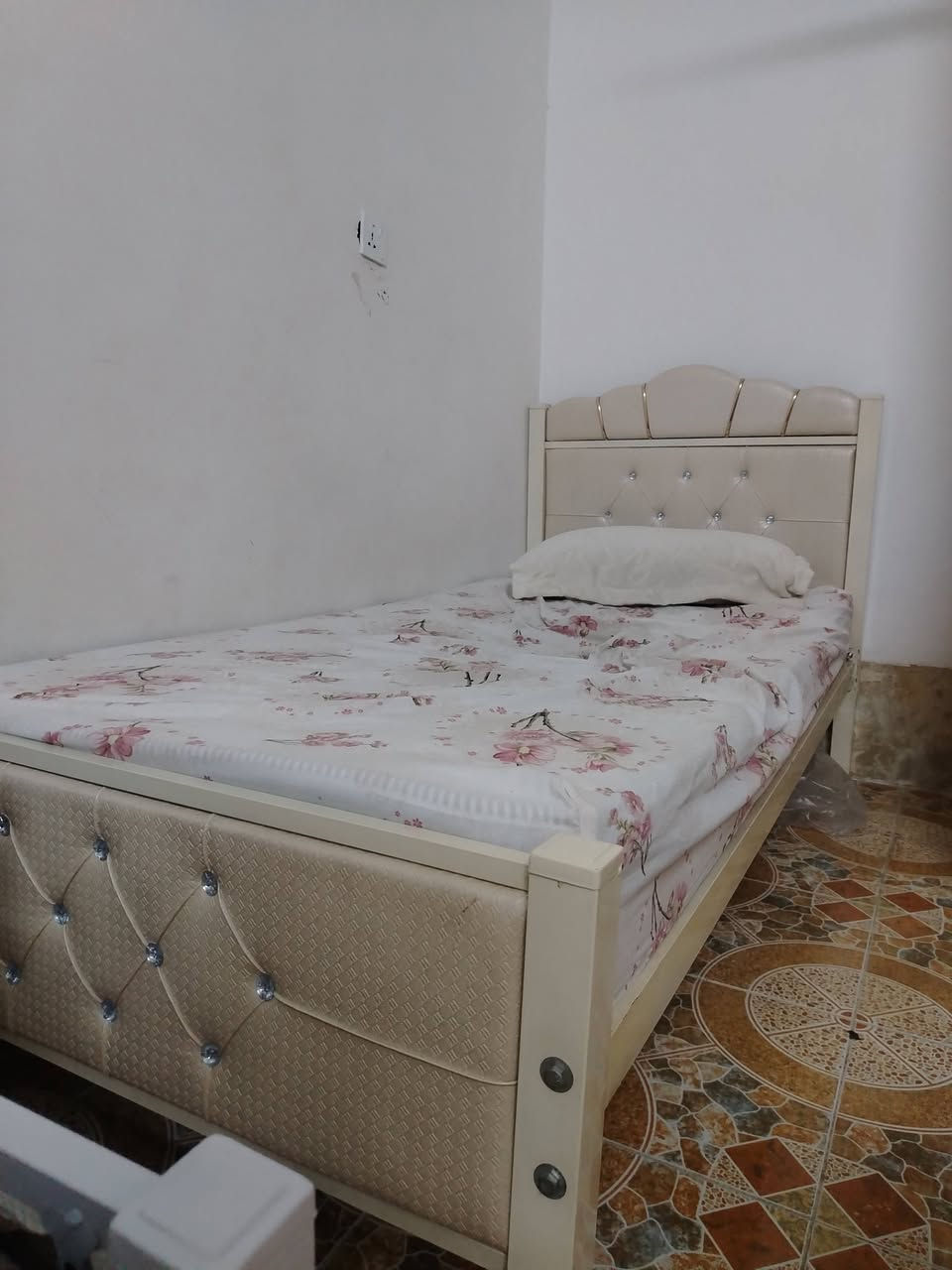 غرفه نوم كلش نظيفه للبيع مستعجل مكاني اربيل التواصل واتساب ***********
