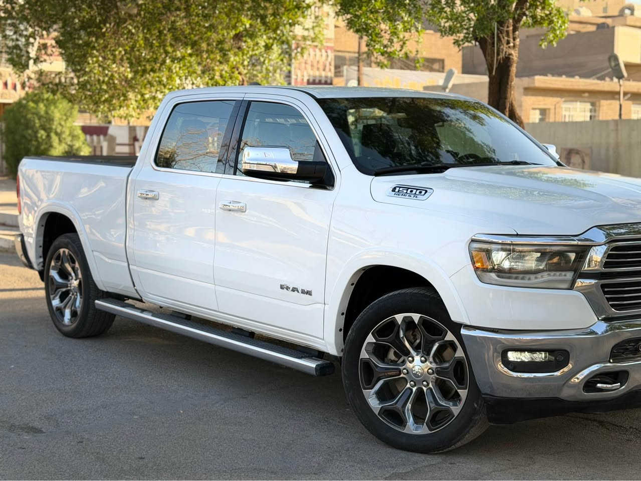 دوج رام 2022 لارمي 
فول مواصفات للاخير 1/1 عدا بانورما
حادث الصندوق 
المحرك: V8 5.7L
ماشية : 117 الف 
رقم  بغداد 
باب طويل المرغوب 
———————————————
مواصفات :
 
🟪بصمه تشغيل 
🟪نقطة عمياء 
🟪المصابيح الأمامية زنون.
🟪كشافات الضباب زنون. 
🟪المصابيح الأمامية LED.
🟪المصابيح الخلفية LED. 
🟪دخول ذكي (بصمة). 
🟪تشغيل عن بعد 
🟪المقاعد كهربائية مع ميموري.
🟪المقاعد الأمامية تبريد وتدفئة. .
🟪شاشة كبيرة تسلا.
🟪نظام ملاحة نفكيشن GPS.
🟪حساسات امامية وخلفية.
🟪مانع تصادم (Emergency Brake)
🟪مكيف خلفي.
🟪نظام اطفاء وتشغيل اوتماتيكي.
🟪المرايا الجانبية تدفئة. 
🟪باب الصندوق كهربائي.
🟪هاند بريك كهربائي.
🟪حساسات امامية. 
🟪حساسات خلفية. 
🟪مرايا مع خاصية التعتيم الذاتي
بيها هواي مواصفات 
 بإسمي تحويل مباشر 
السعر 270 ورقه 

مكان السيارة بغداد 
للإستفسار *********** بغداد, العراق
