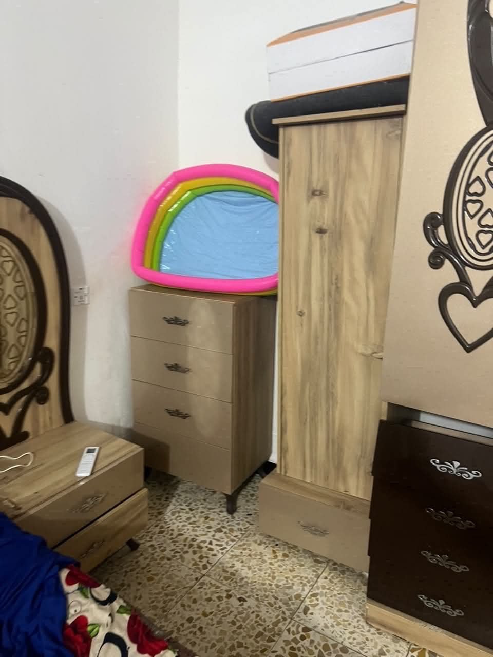 غرفه تركي 8 قطع ن مال بيت ضيفه بدون اي ضرر تكمه داخلها نضيف  
450 وبيها مجال نقل وشد مجاني داخل بغداد 
بغداد الجديده