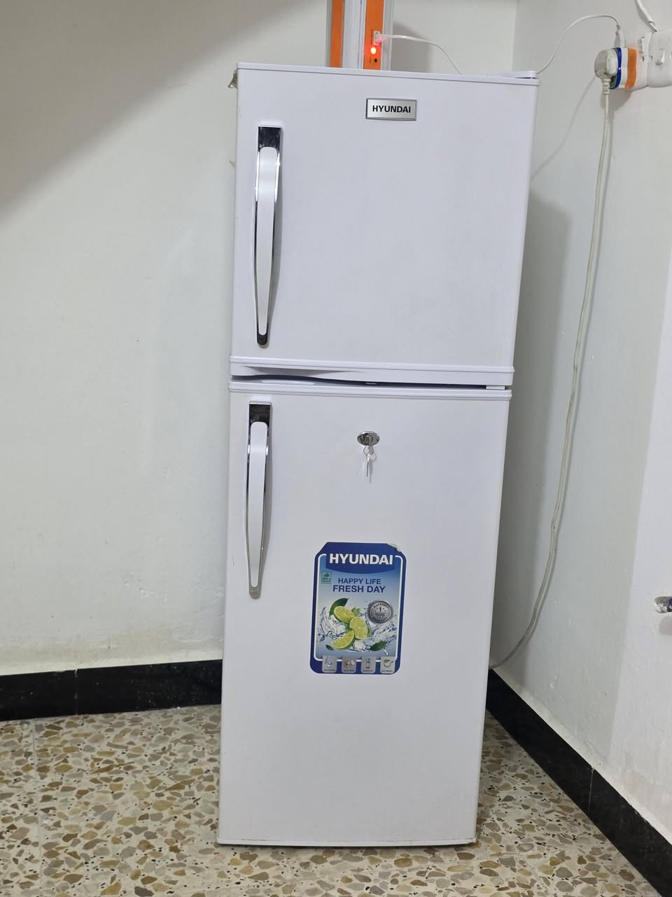 ثلاجه نوع هيونداي اصلي مستخدمه 3 اسابيع فقط بعدها بالضمان علماان ضمانها 4 سنوات والثلاجه شغاله تجي تشوف بعينك فريزها وتبريدها.. السعر قفل من الاخير 200 مكاني سيديه ***********
