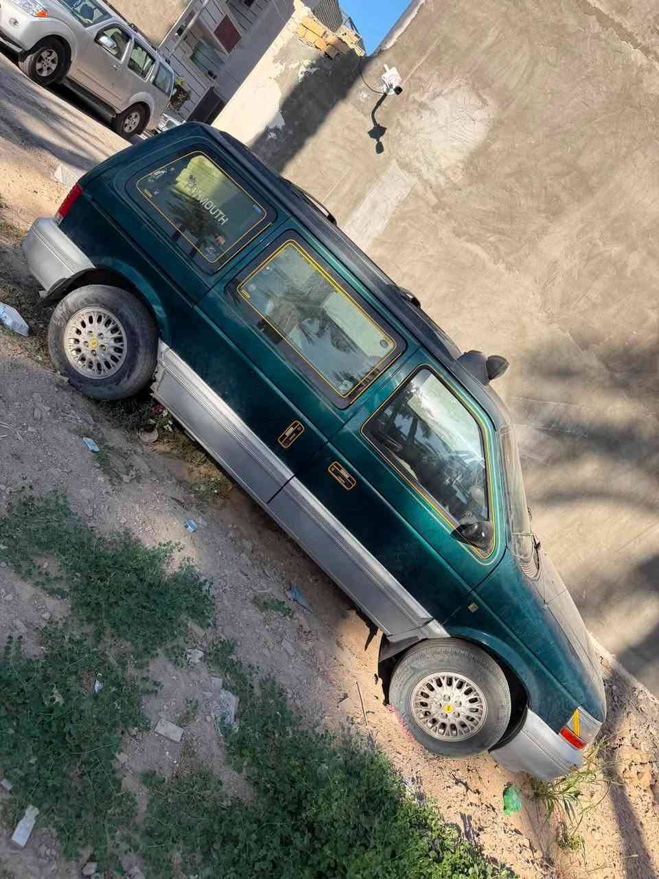 للبيع كلايزر بليموث 94 نظيفة السيارة وداخلها نظيف جداً مكينة 3000 كالوبر مكفولة السيارة تبريد شغال يحتاجلها صدر رقم نجف بأسمي تحويل السعر 45 وبيها مجال مكاني بغداد الدورة 
***********
