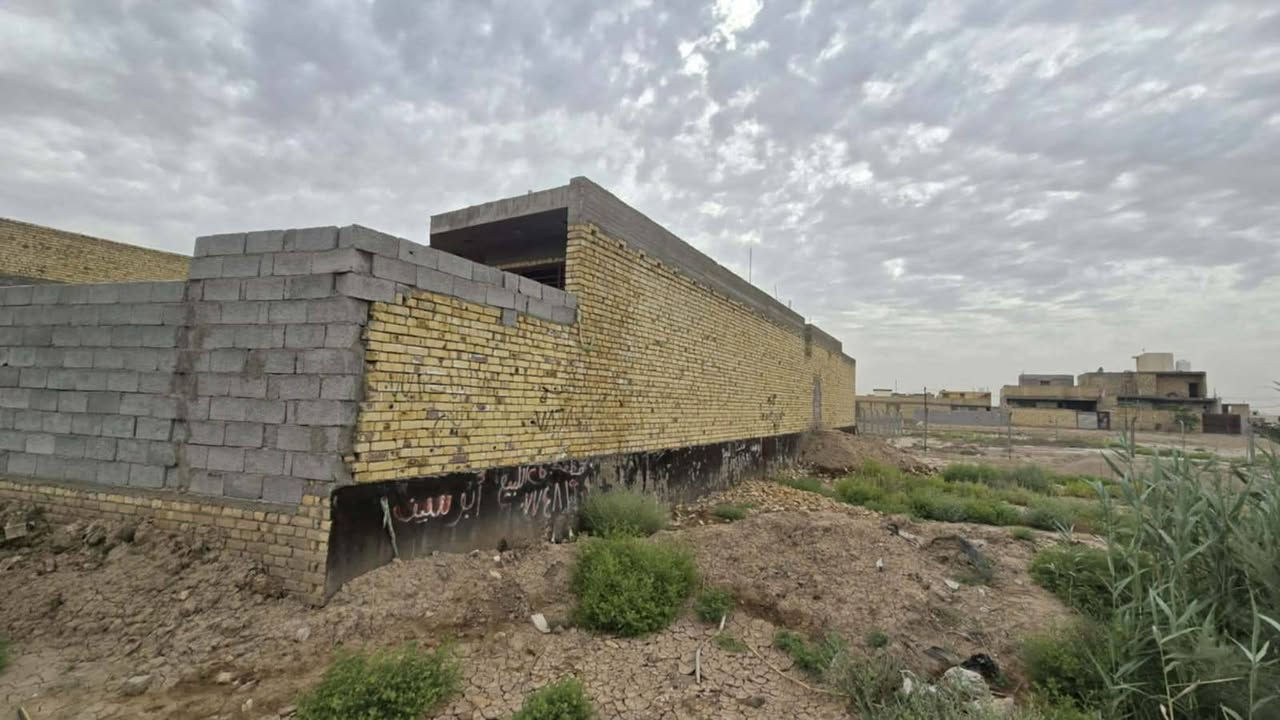السلام عليكم ورحمة الله وبركاته
مُـكلف بـالنشر
يوجد بيت (هيكل) للبيع في الكوت-250متر
الموقع: كوت الجديدة / العامري / نزلة سكلة الزركاني / خلف السيطرة.
المساحة: 250 متر مربع.
حالة البناء: هيكل طابوق مسقوف بالكامل.
نوع الملكية: طابو زراعي.
الخدمات: متوفرة بالمنطقة (ماء + كهرباء).
تقسيم الهيكل:
غرفتان نوم (أبعاد 5 × 4م) - إحداهما سويت.
صالة كبيرة + حمام داخلي كبير.
استقبال واسع (أبعاد 4×6 ).
مطبخ (أبعاد 5 × 4م).
كراج سيارة + مساحة حديقة.
حمام خارجي.
السعر المطلوب: 70 مليون وبي مجال
للتواصل والاستفسار الاتصال على الرقم
***********
