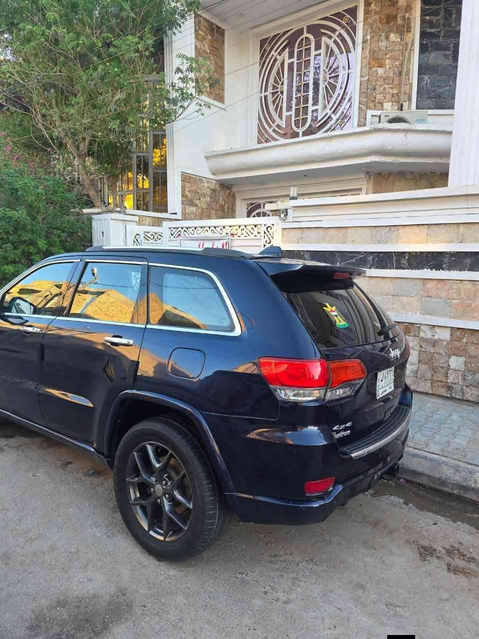 سلام عليكم سيارتي للبيع جيب 19 اوفرلاند فول مواصفات حادثة جاملغ وبنيد بيه صبغ بلعراق  وبيه لحوضات سونار موجود مالتها  بلصور ماشيه 350الف مكينتها صافيه سياره جكات وضعيات قياده فتحه بانوراما ما ناقصها شي بانزين بس محسن دوانز ماكو معروضه ب 160 وبيه مجال للناس الخيره وهذا رقمي وخادمكم انشالله ***********
