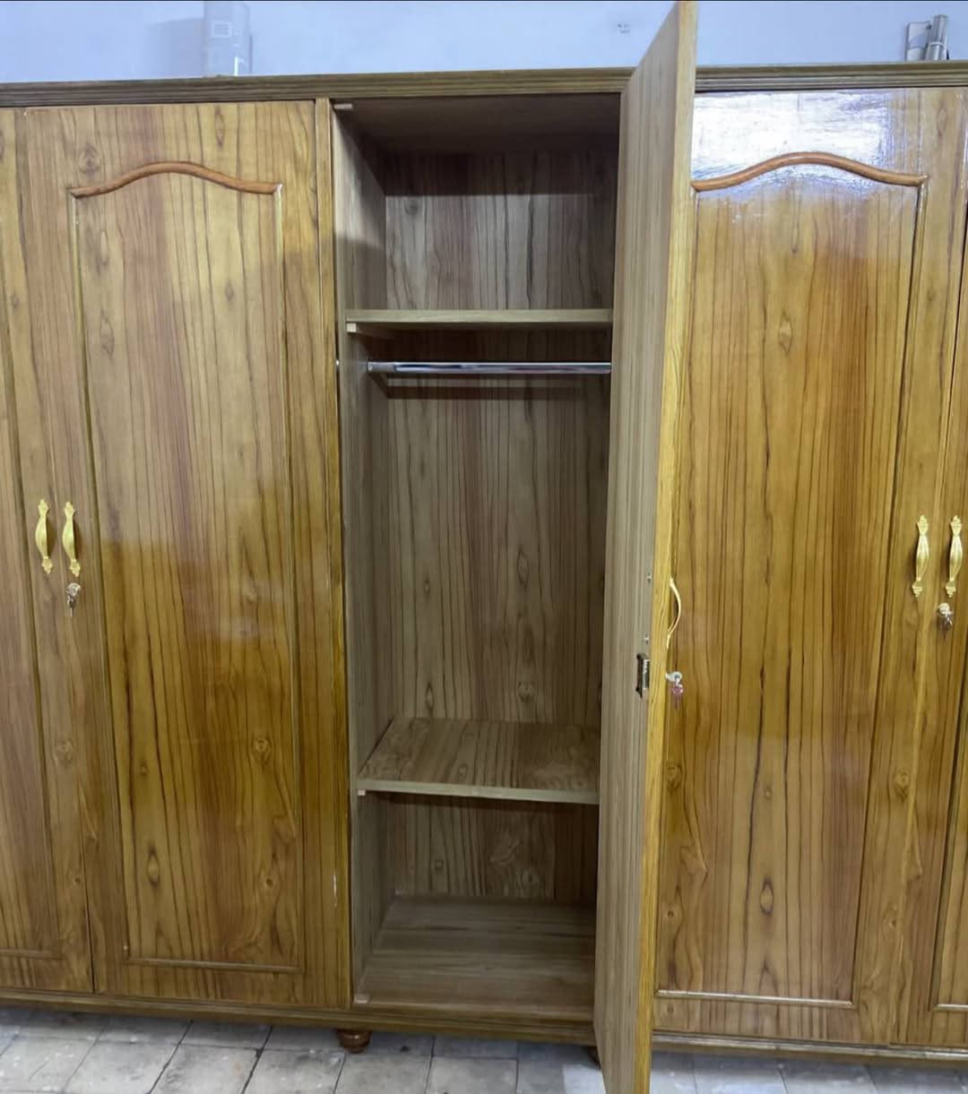 كنتور صاج درجة اولى
جديد غير مستخدم ابدا 

5 ابواب بدون ملحق

الطول :2متر 

العرض : 3متر 

عرض طبكة الملابس :58cm

نجارة عراقية درجة ممتازه 

للتواصل على رقم :*********** 

او على الخاص 

الموقع بغداد الحرية@
