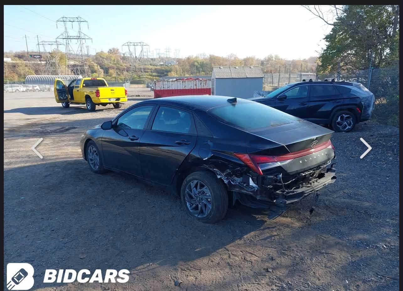 النترا 2024 
بيها 3 قطع كلير 
قطعه وحده بيها معجون 
حادثه جداً خفيف صور الضرر بل منشور 
بجم كبس 
بدون دواخل شرط 
بدون ارباك شرط
مكينه كير شرط
ماشي 95 ml
موصفات 
نص فول 
رادار 
نقاط عمياء 
حساسات جانبيه 
بصمه 

بيها منظومه غاز اذا تاخذها سعرها ورقتين بيها كارت رسمي
مكينه 2000
السياره جاهزه من كل النواحي ما بيها نقص كلشي 
سعر 130 وبيها مجال
***********
