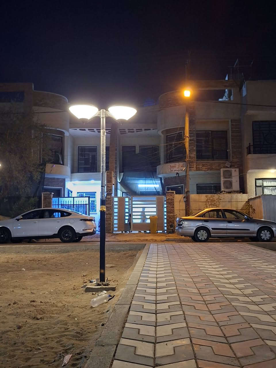 ✨ عقار استثنائي للبيع في بغداد الجديدة | حي القضاة
🏡 عنوان الرقي… وموقع يصنع قيمة العقار

فرصة مميزة لامتلاك منزل حديث بمواصفات عالية وموقع استثنائي في واحدة من المناطق السكنية المتميزة في بغداد الجديدة، يجمع بين جودة البناء، رحابة الموقع، الإطلالة المفتوحة، والقيمة الاستثمارية.

📍 الموقع الاستراتيجي
بغداد الجديدة – حي القضاة
محلة 701 | زقاق 36 | دار 1/7

🌳 إطلالة مفتوحة وشارع بعرض 40 متراً
يتميز العقار بموقعه على شارع واسع بعرض 40 متراً، مع إطلالة مباشرة على مساحة خضراء وتشجير مميز أمام العقار، ما يمنح المكان واجهة جذابة وإطلالة مفتوحة.

---

📐 تفاصيل العقار

▪️ المساحة: 150 م²
▪️ الواجهة: 7.5 م
▪️ العمق: 20 م
▪️ عرض الشارع: 40 م

🏛️ مواصفات البناء والتصميم

🏗️ سنة البناء: 2022
🔹 بناء درجة أولى
🔹 طابوق أحمر
🔹 واجهة وتغليف بالمرمر
🔹 طابقان بتقسيم عملي بنظام غرف سويت

التوزيع الداخلي:
🛏️ 4 غرف نوم
🚿 4 حمامات
🛋️ صالة واسعة
🚪 غرفة استقبال
🍽️ مطبخ
🚗 كراج سيارة

---

📜 الوضع القانوني

✅ طابو ملك صرف
✅ سند مستقل

---

💰 السعر

سعر المتر: 3,750,000 دينار عراقي
السعر الإجمالي: 565,000,000 دينار عراقي

🤝 يوجد تفاوض بسيط للجادين فقط.

---

⭐ لماذا هذا العقار؟

✔️ موقع مميز في بغداد الجديدة – حي القضاة
✔️ شارع واسع بعرض 40 متراً
✔️ إطلالة مباشرة على التشجير والمساحة الخضراء
✔️ بناء حديث من عام 2022
✔️ تشطيبات وواجهة من المرمر
✔️ تصميم مناسب للعائلة
✔️ طابو ملك صرف وسند مستقل
✔️ مناسب للسكن الخاص أو كاستثمار عقاري طويل الأمد

📞 للتواصل والمعاينة:
***********

📩 أو التواصل عبر الرسائل الخاصة.

العقارات المميزة لا تنتظر طويلاً… احجز موعد المعاينة واكتشف التفاصيل بنفسك.

#بغداد_الجديدة #حي_القضاة #عقار_للبيع #بيت_للبيع #عقارات_بغداد #عقار_استثماري #استثمار_عقاري #ملك_صرف #طابو_ملك_صرف #بيوت_بغداد #عقارات_العراق

