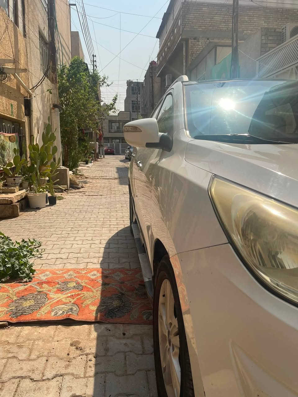 السلام عليكم توسان ٢٠١١ محرك ٢.٤ سيارة نظيفه بيها قطعتين صبغ الباب الخلفي وجاملغ غير هذي السيارة مكفوله تبريد ثلج كير مكينه مكفولات السيارة مال جني ممتعوبه والصور كدامك بانورام تحكمات ستيرن اشاره مري فتحه سقف كشافات ضباب شاشة ابل كار بلاي كامره خلفيه بانوراما سعر ١٢٠ بيها مجال بسيط   ***********

