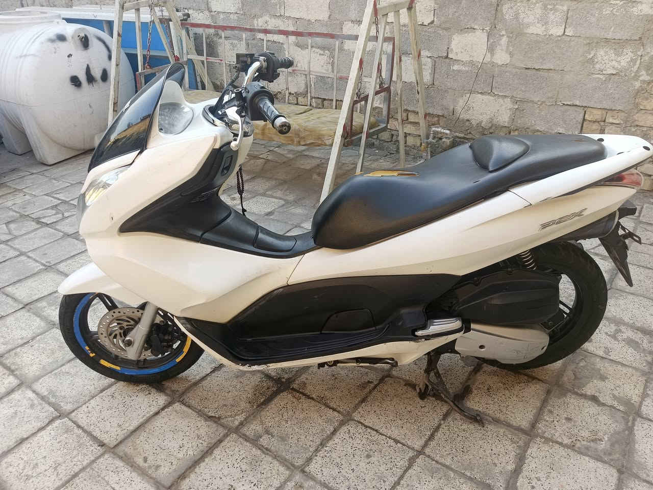 السلام عليكم pcx جيل الاول ياباني مكينه 150
دراجه نضيفه ماشيه 44 الف دراجه كامله 
مكينة مكفوله برغي ما مفتوح بيه 
نقصه واير كيلومتر بس كهربائيات كله شغاله 
اي نقص مابيها كفرات اصليه نضيفه 
عارضه ب1300 وبيه مجال مكاني الشعله 
الشراي يتصل ***********
