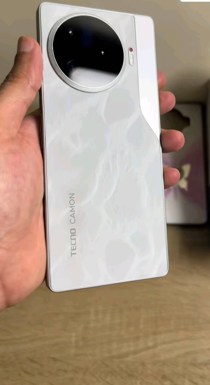 تكنو كامون 30 برو 5G
256/12+12
ببجي 90 فريم
كامرات 4K 60
ضد المي والكسر 
اخو الجديد 
275 قفل
مكاني حله ابي غرق