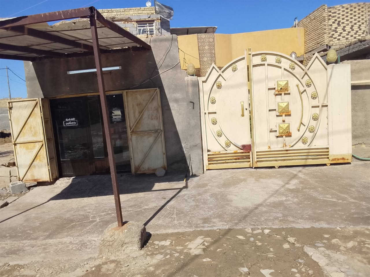 بيت للبيع طابقين الطابق الثاني مفصول عن الطابق الاول مساحه ٣٢٦  رقم مسجل في البلديه العنوان قريه شويلي على طريق شركه النفط قرب سيطره شويلي للاستفسار الاتصال على الرقم ***********
