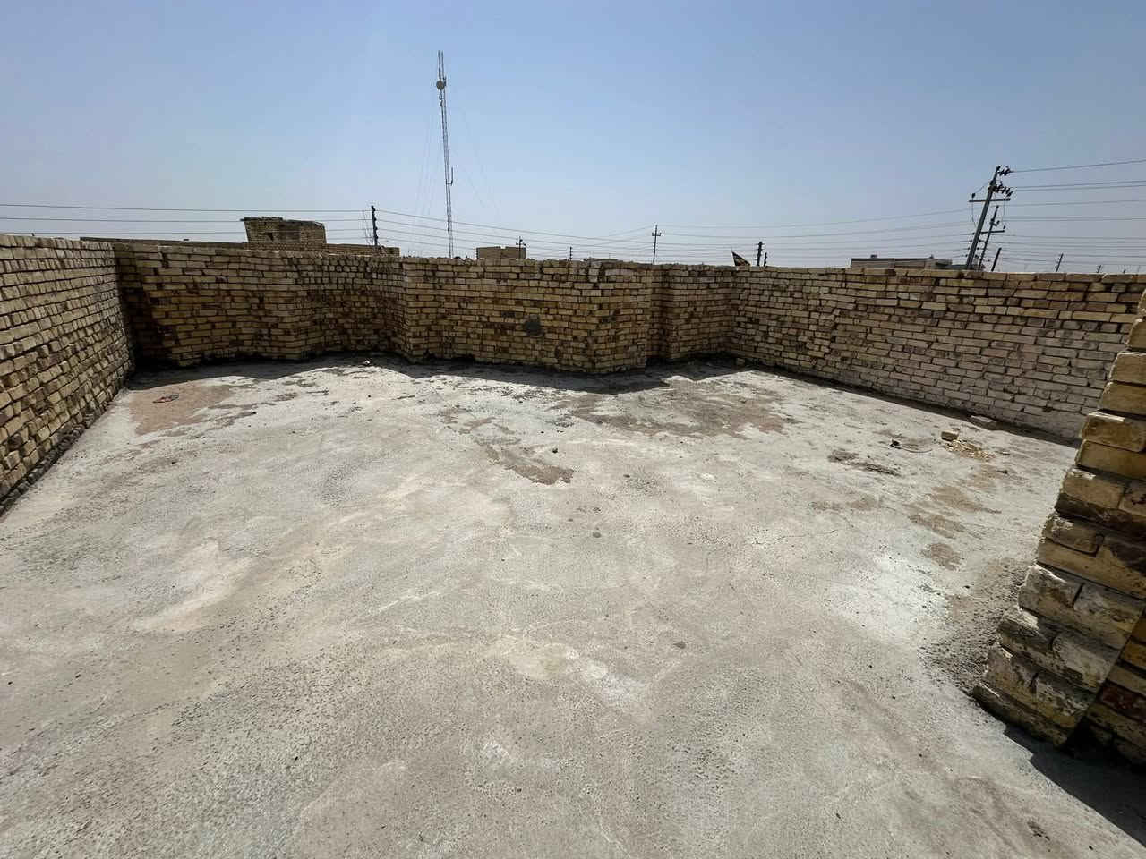 سلام عليكم دار البيع طابو زراعي 
المساحه 175 بناء جديد بعده ما مسكون جهاز ماء كهرباء موالد سحب
يتكون غرفتين 
وصله 
ومطبخ 
وديوانيه 
وحياتك خارجيه ودخليه 
المكان الحولي خلف الحبيب المصطفى 
شارع ال يوسف
رقم الهاتف *********** بي واتساب 
السعر 70وبي مجال

