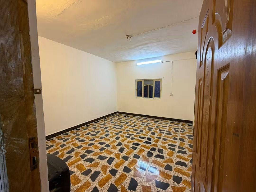 دار سكن للبيع طابو صرف بمساحه 135 م  الديوانية  الإسكان القديم خلف جامع الامام الحسن العسكري ركن ع ساحه مقرنص خدمات كاملة طابقين يحتوي على طابق ارضي 
صالة 
غرفتين نوم 
استقبال
صحيات خارجية وداخلية
طابق الفوك
غرفيتن نوم
صاله عدد2 
سعر 95
للاستفسار ***********
