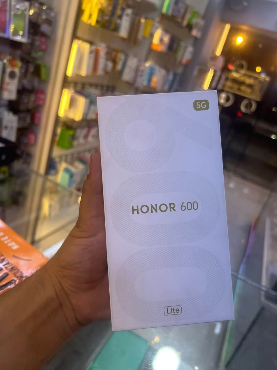 Honor 600 lite
جديد فقط الكارتون مفتوح 
ذاكرة ٢٥٦ 
عشوائية 8
*********** 
سعر الجهاز 490,000
العنوان بغداد الغزالية الشارع العام

نص مكتوب في الصور:
- حول الهاتف
- MagicOS
- 10
- المعالج المركزي
- MediaTek
- Dimensity 7100
- Elite
- اسم الجهاز
- ذاكرة الوصول العشوائي
- 8 غ.ب
- 8+ غ.ب Honor RAM
- Turbo
- شاشة بتقنية حماية البصر من
- Honor
- 2600 x 1200
- البطارية
- mAh 6520
- وحدة التخزين الداخلية
- المساحة الفارغة 233.49 غ.ب
- الإجمالي 256 غ.ب
- الموديل
- LNA-NX1
- 9:50