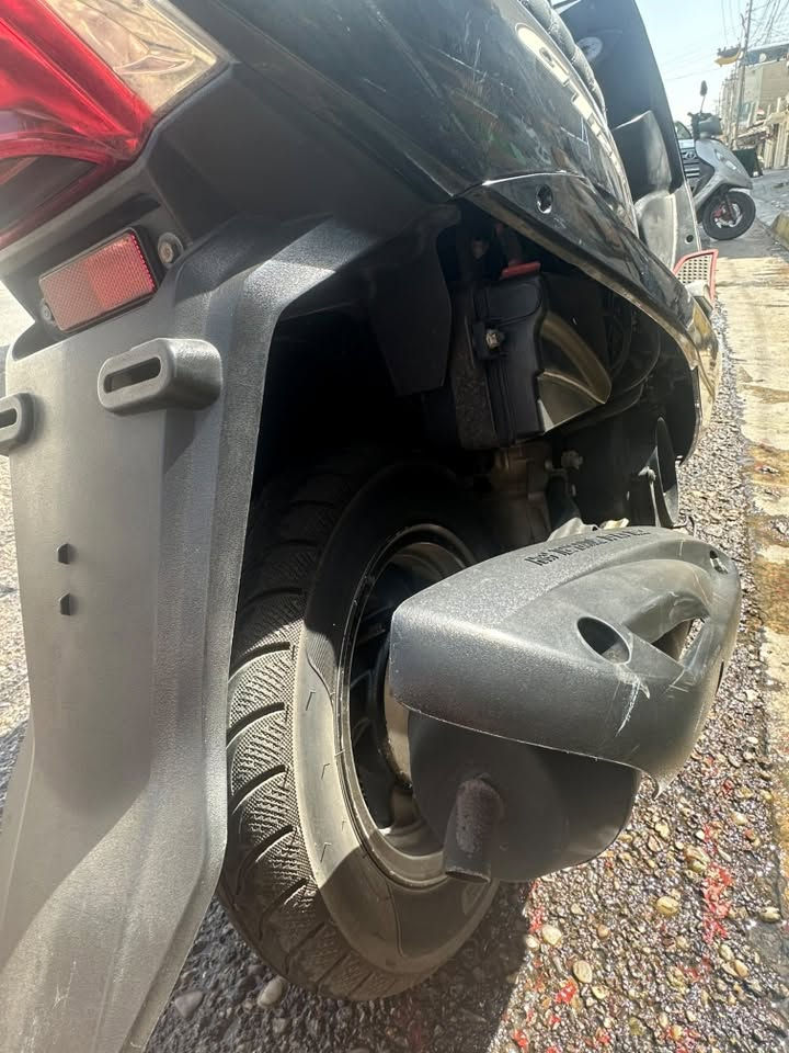 GT125 
بلاديه رمبه ماشيه اقل 33 حقيقي 
عداد سرعه عداد بانزين عداد كيلو متر كلشي شغال 
ملاحظات بسيطه بـ الفكرات دراجه تخبل نشطه ماصار سبوعين من اخذتها  بدون اوراق مكان رمادي 
سعر مليون وميه 
لمو شراي ليعلق اخوان 💙
***********
