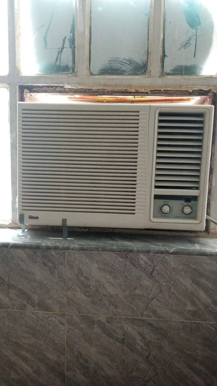 سنك متر ونص مرمر اخو الجديد.
٢٥٠ 
كيزر ١٥٠ حجم جبير 
مكيف طنين نضيف ب٣٠٠ 
شراي خاص
