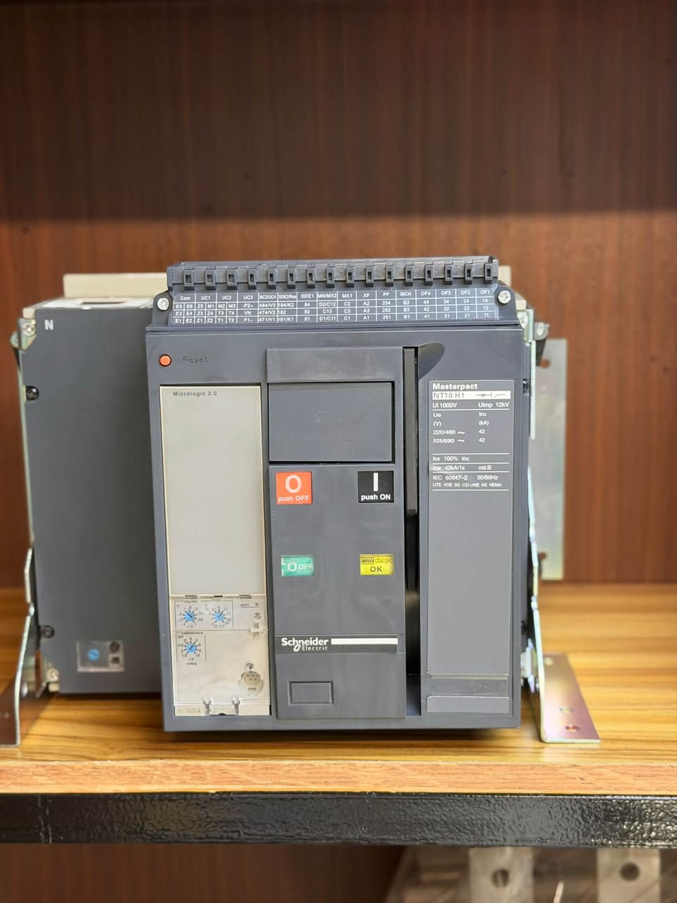 ⚡ معرض النور لتجارة المواد الكهربائية ⚡

🔌 قواطع Schneider Electric NT رباعي.

✨ بنضافة تتجاوز ٩٥٪؜
ومتوفرة الآن بكميات محدودة وبأسعار تنافسية.

🔹 الأمبيريات المتوفرة:
800A – 1000A – 1250A – 1600A

✅ جودة واعتمادية عالمية من Schneider Electric
✅ بنضافة تتجاوز ٩٥٪؜
✅ مناسبة للأعمال والمشاريع الكهربائية
✅ كميات محدودة
✅ أسعار تنافسية
🚚 توصيل متوفر إلى جميع محافظات العراق

📞 للاستفسار والطلب:
***********

📍 موقعنا: بغداد – الشورجة – عكد النصارة
خلف جامع أبو التمن مباشرةً

معرض النور لتجارة المواد الكهربائية
اختيارك الموثوق لتجهيز المواد الكهربائية.
