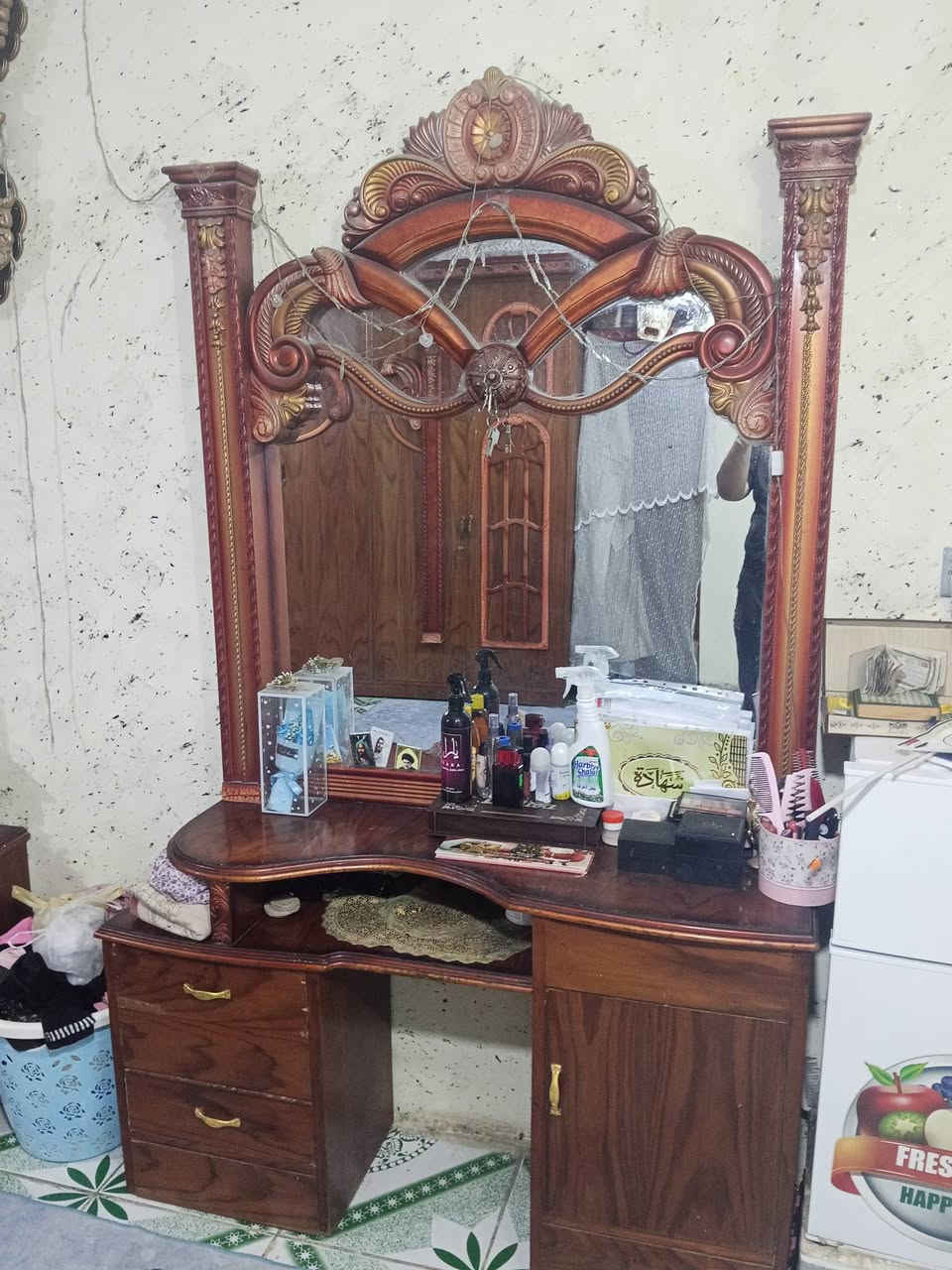 السلام عليكم غرفة اخشاب عراقية للبيع تكمة اي ضرر مابيه السعر 800 وبيه مجال اللاستفسار على هذا الرقم ***********
