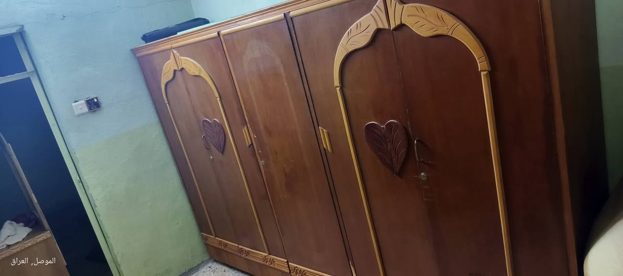 السعر: 145 ألف دينار عراقي (التصوير ضالمه)الحالة: مستعملة ونظيفة جداً، الخشب متين والتصميم كلاسيكي مميز مع تفاصيل أنيقة على الأبواب.الموقع: الموصل حي الزنجلي 📍الخزانة قوية ومناسبة جداً للاستخدام الفوري ومساحتها ممتازة للتخزين.📥 للمهتمين أو للشراء، يرجى التواصل عبر الرسائل الخاصة أو ترك تعليق. الرقم *********** واتساب 
ملاحظه لايوجد توصيل
