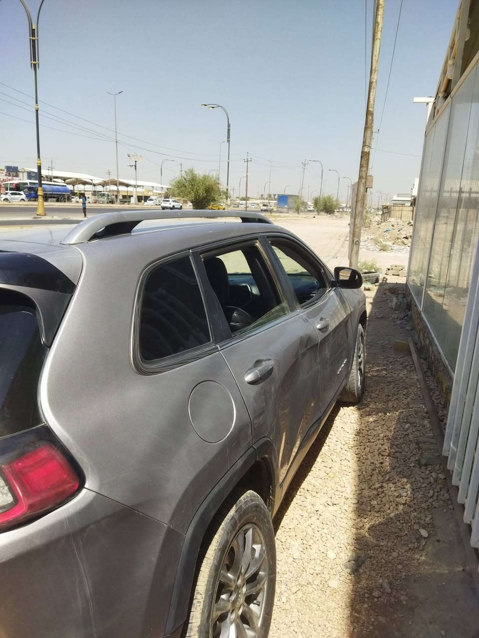 جيب شيروكي بزون 2019
4 سلندر مكفولة كلشي كير محرك مكينة تبريد 
تخم تايرات مبدل جديد 
وارد أمريكي حادثها باب السائق والباب الخلفي مصبوغات مع طخة بسيطة تتعدل بالبارد كما موضح بالصور الباب الخلفي للصدر 
السعر 115 وبيها مجال بسيط
 مكاني بابل 
رقم ***********
