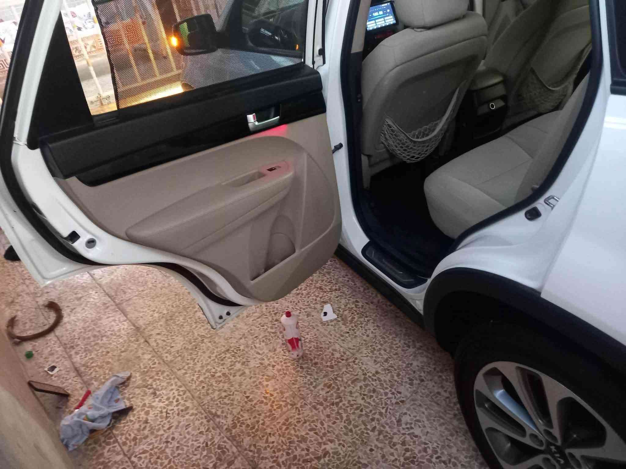 سورينتو للبيع ٧ راكب  موديل ٢٠١٤  هزة جديد سنويه جديدة السياره باسمي بدون صبغ قبغ الصندوق بس شويه بي بارد بس السعر ١٥٠ 
***********
***********
