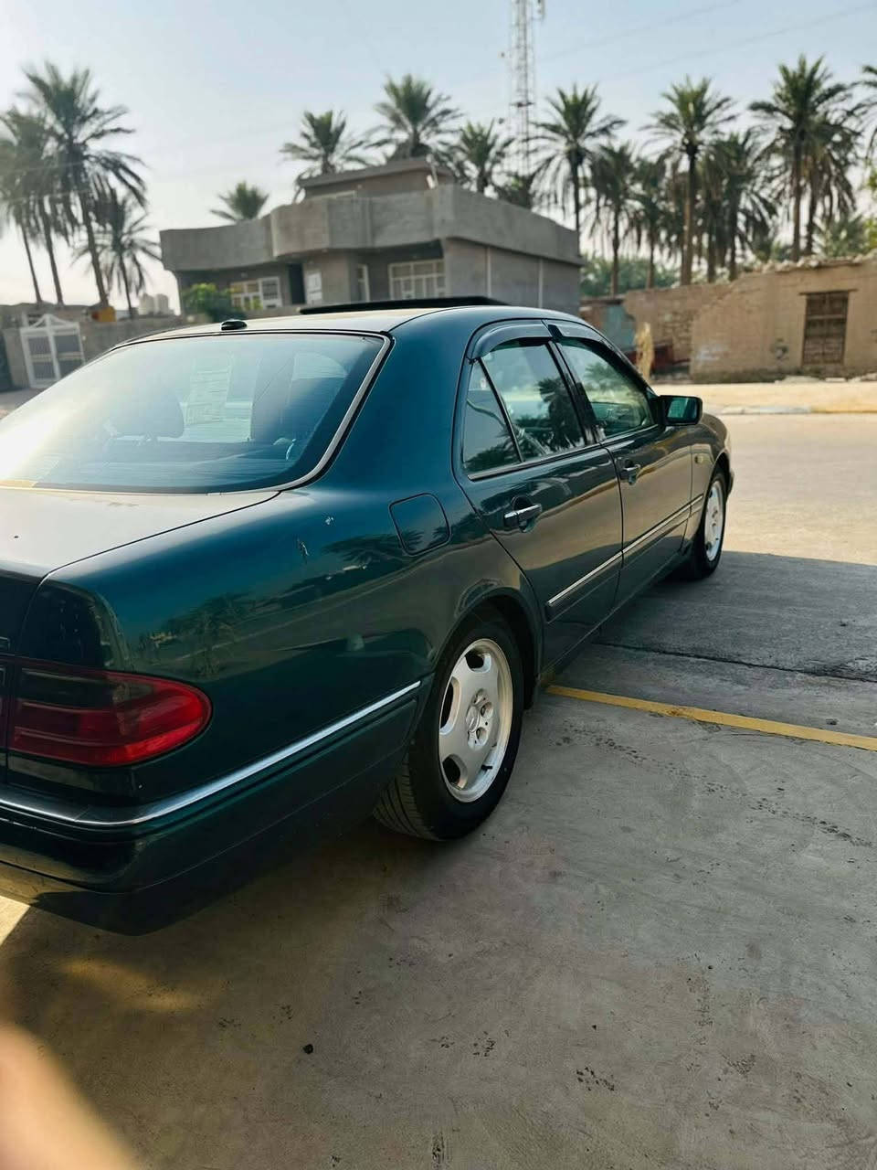 السلام عليكم
مارسيدس ام عيون w210 مديل1996
كهربائيات كلهة شغالة 
مابيهة خياس صبغ عام أثر جراد مابيهة ضرار
سلايت طكتين
مري كهرباء
منضومة زينون عالي ناصي 
كشنات مخمل كهرباء 
تخم تاير جديد
رقم بغداد دولي بسمنة تحويل ثاني يوم  
محرك 4سلندر
كير D4
ديالى بعقوبة 
سعر 80 وبيهة مجال 
رقم الهاتف***********
