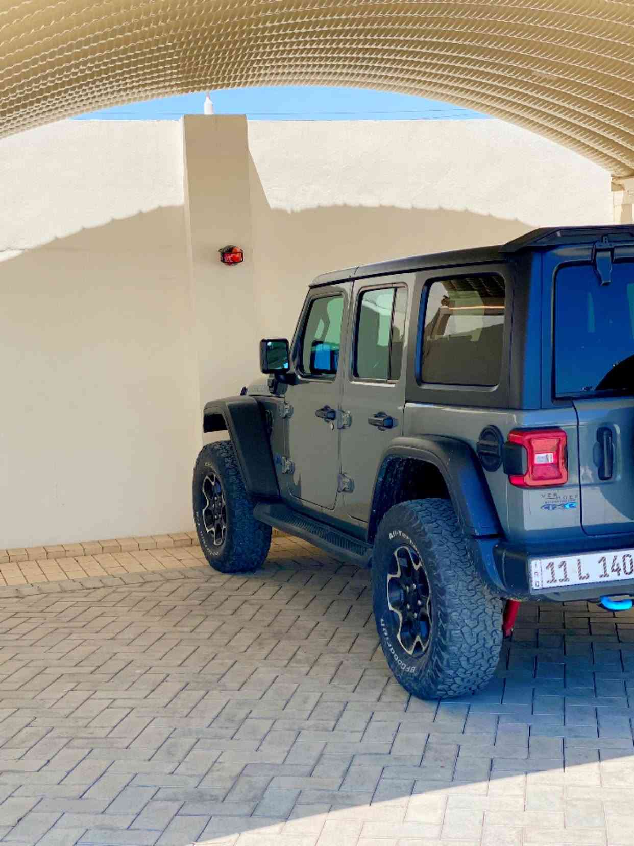 🚙 للبيع Jeep Wrangler Rubicon 4xe – موديل 2022
1️⃣ الموديل: Jeep Wrangler Rubicon 4xe
2️⃣ السنة: 2022
3️⃣ الفئة: Rubicon
4️⃣ النوع: Hybrid Plug-in 4xe
5️⃣ الأبواب: 4 أبواب
6️⃣ الدفع: 4×4
7️⃣ المحرك: 2.0L Turbo
8️⃣ القوة: 375 حصان
9️⃣ العزم: 470 lb-ft
🔟 القير: أوتوماتيك 8 سرعات
1️⃣1️⃣ الدفرنس: أمامي وخلفي Locking Differential
1️⃣2️⃣ الدبل: Rock-Trac 4WD
1️⃣3️⃣ Low Range: 4:1
1️⃣4️⃣ البطارية: Plug-in Hybrid
1️⃣5️⃣ المدى الكهربائي: حوالي 22 ميل حسب مواصفات المصنع
1️⃣6️⃣ عدد المقاعد: 5
1️⃣7️⃣ الممشى: 40,000 ميل تقريبًا
1️⃣8️⃣ الرقم: بغداد
1️⃣9️⃣ الصبغ: بدون صبغ
2️⃣0️⃣ الحادث: حادثة بالأكسل
2️⃣2️⃣ حالة السيارة: البيع على وضعها الحالي،  

سعره 31000

وبيه مجال 
***********
📍 الموقع: بغداد الشعب
