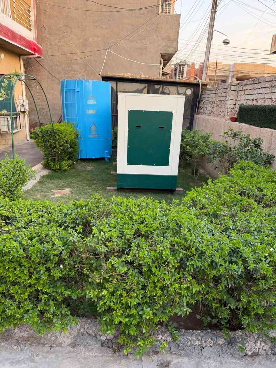 القدرة المستمرة (Prime Power): 150 kVA (ما يعادل حوالي 120 كيلوواط - KW).
 القدرة القصوى (Standby Power): 165 kVA (حوالي 132 كيلوواط - KW).
 الجهد الكهربائي: 230 / 400 فولت (3 فاز / 3Phase).
 التردد: 50 هرتز (عند سرعة 1500 دورة/دقيقة - RPM).
المحرك (Engine Specs)
 نوع المحرك: Lister Petter (سلسلة Venus / طراز LP665G2).
 عدد السلندرات: 6 سلندر.
 نظام التبريد: تبريد بالماء (Water Cooled) مع راديتر مخصص للمناطق الحارة.
 نظام السحب: توربو (Turbocharged) مع مبرد هواء (Intercooler).
 سعة المحرك: حوالي ليتر. مشتغله ٦٠٠ساعه رقم الهاتف ***********
