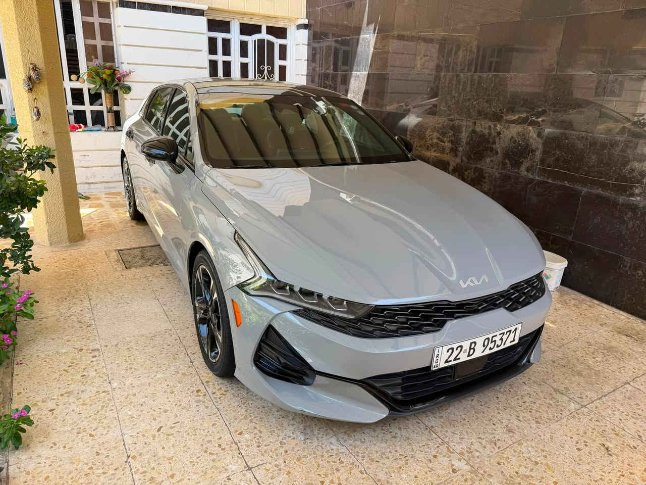 السلام عليكم. (k5 2022  gtlien )فول موصفات
• المحرك: 1.6L تيربو

•الممشى (54)(ميل)

• نظام الدفع: “” (دفع “امامي  مستمر)

• السقف: بانوراما بالكامل

• الرادارات: رادارات عدد 5 (نظام أمان متكامل)

• تحديد مسار: رادار تحديد المسار مع خاصية الرجوع للمسار تلقائياً

• القيادة الذاتية: نظام اتباع المسار (LFA)

• مانع اصطدام: رادار أمامي وخلفي مع كبح تلقائي عند الطوارئ

• النقطة العمياء: تنبيه جانبي مع استشعار حركة المرور الخلفية

• الكاميرا: كاميرا خلفية دوارة عالية الدقة

• التشغيل: بصمة تشغيل + تشغيل عن بعد (عن طريق الريموت)

• الشاشة: شاشة كبيرة تدعم Apple CarPlay و Android Auto

• العدادات: شاشة رقمية (ديجيتال) لعرض معلومات القيادة

• الكراسي: جلد GT-Line رياضي (تطريز شعار الشركة)

• التحكم: كراسي كهرباء 

• المقود: ستيرن (مقود رياضي بشكل D-Cut)

• الشحن: شاحن وايرلس (Wireless Charging)

• الإضاءة: LED بالكامل مع نظام الإضاءة العالي التلقائي

• الويلات: رينجات GT-Line حجم 18 رياضية

• الوضعيات: مودات قيادة متعددة (Sport, Normal, Smart, Custom)
الاضافات 
بيها لد داخلي ابواب ودشبول. متغير 
 تخم تاير جديد 
دهن كله ادنول 
بانزين كله محسن 
سيارة جداً  جداً نظيفة 
الضرر: فقط شبر في   الجنطه صبغ

العنوان بغداد السيدية 
 رقم الهاتف *********** 

 السعر (187)وبيها مجال 
 سيارة جداً جداً نظيفة ومانقصها ايشي

