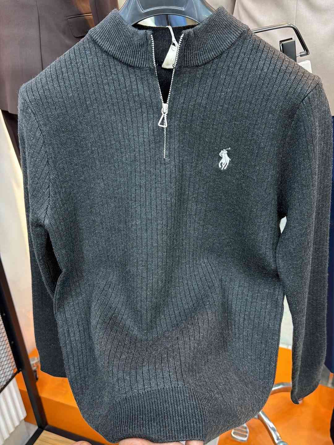 ملابس • مقاسات M-L-XL-XXL • علق تم