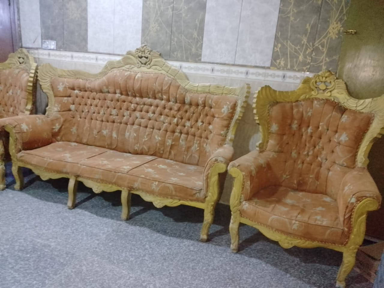 تخم ملكي  زان مصري عشر مقاعد نظيف جدا السعر٢٠٠
جميله ساحه ٥٥
***********

